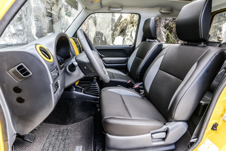 Интерьер Suzuki Jimny Shinsei 2016 года  (фото 2 из 32)
